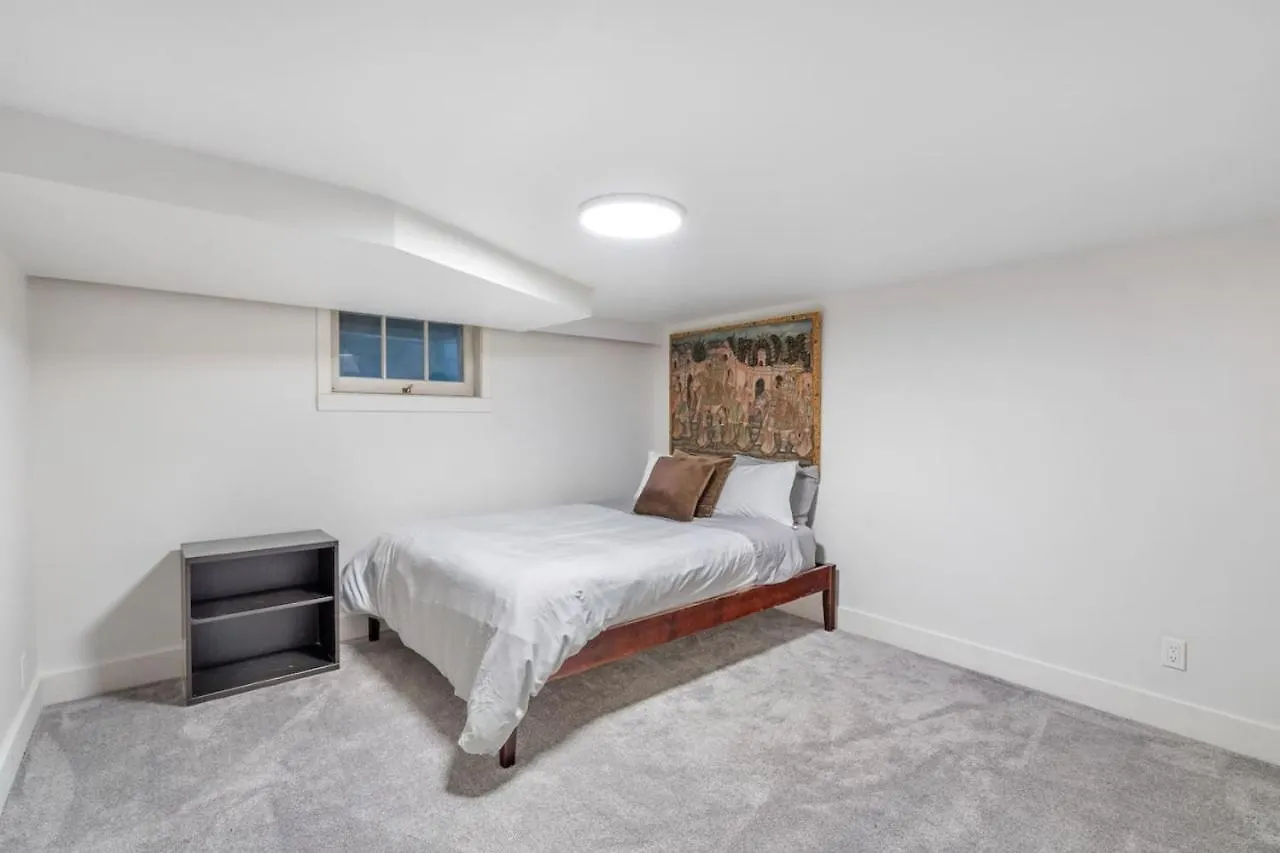 Cozy Basement Apartment With Skylights فانكوفر