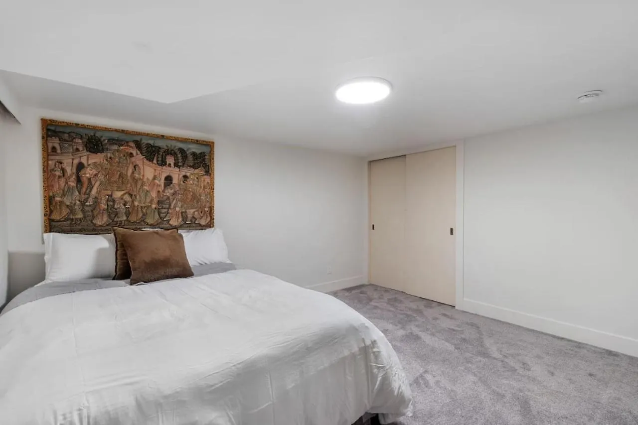 Cozy Basement Apartment With Skylights فانكوفر
