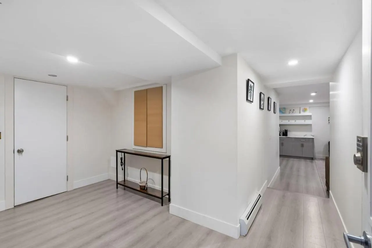 Cozy Basement Apartment With Skylights فانكوفر