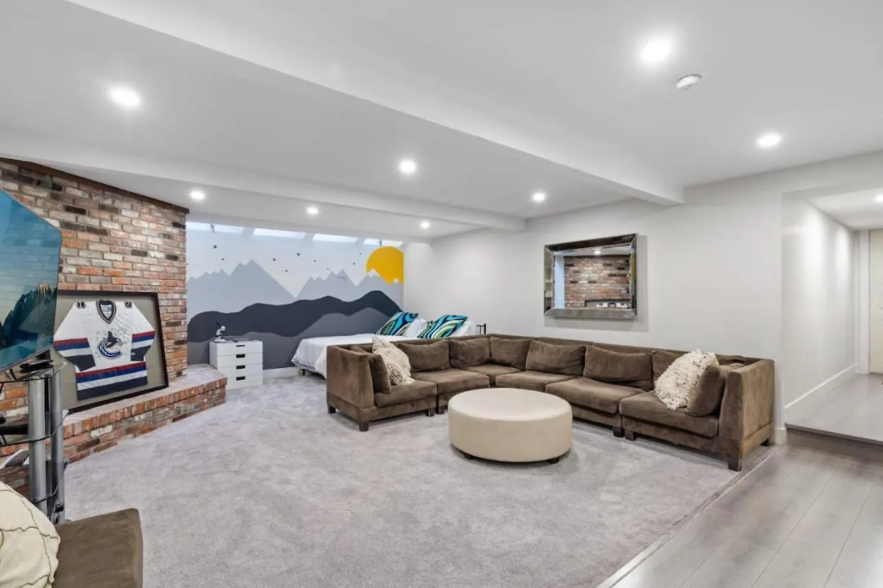Cozy Basement Apartment With Skylights فانكوفر
