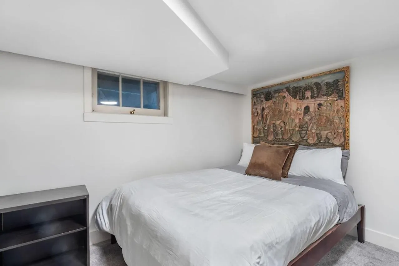 Cozy Basement Apartment With Skylights فانكوفر