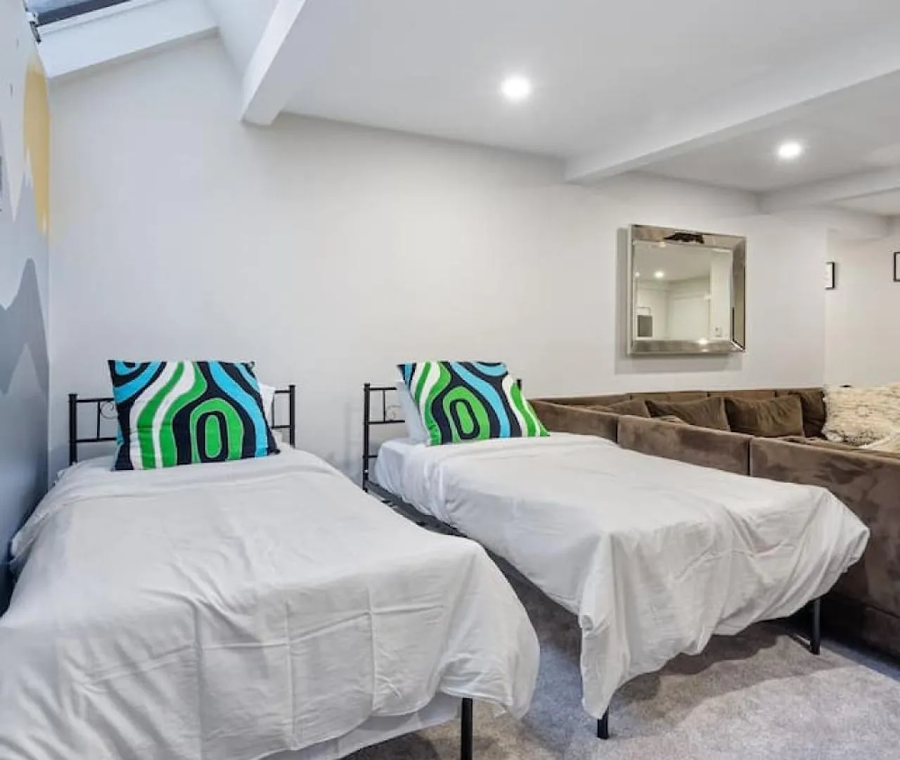 Cozy Basement Apartment With Skylights فانكوفر 0*,
